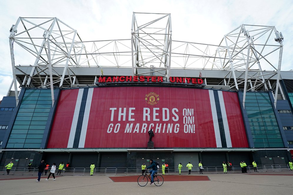 Konsultasi Dengan Fans Dulu, MU Menjual Nama Stadion